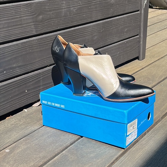 John Fluevog©️ black and white beautiful and COMFORTABLE heels. - Picture 1 of 13